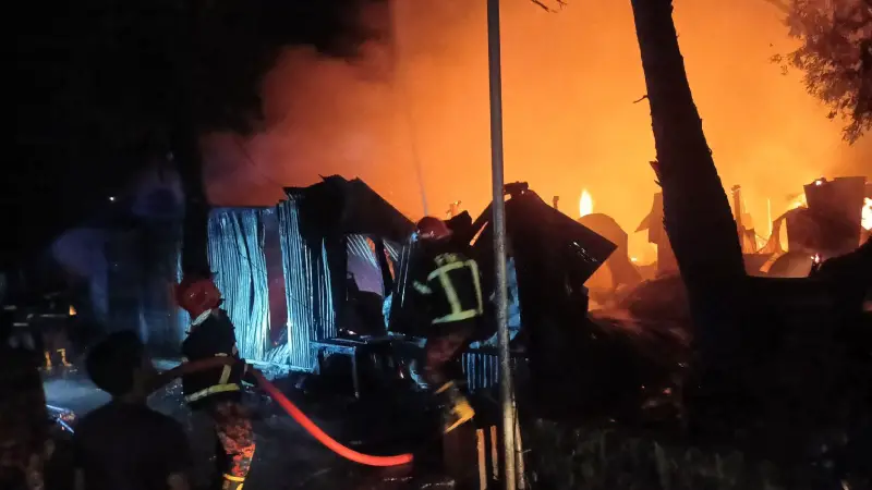 মিরসরাইয়ে শেষ রাতে ভয়াবহ অগ্নিকাণ্ড, নিহত ১ মিরসরাইয়ে শেষ রাতে ভয়াবহ অগ্নিকাণ্ড, নিহত ১