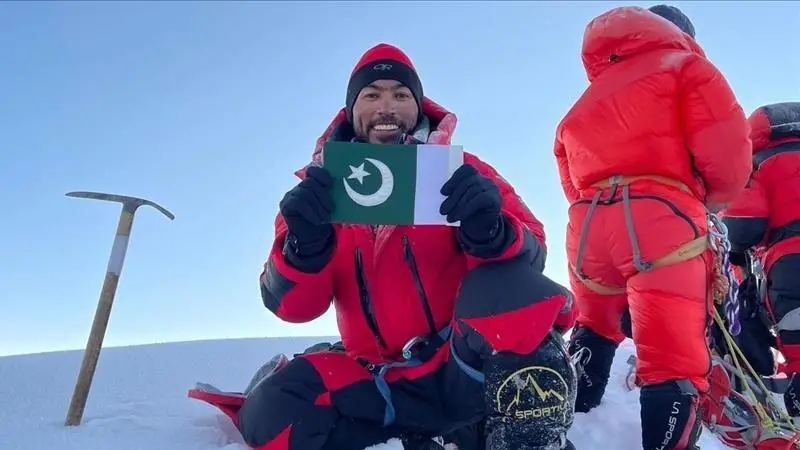 গোটা দক্ষিণ এশিয়ার গর্ব: পাকিস্তানি পর্বতারোহীর অনন্য কীর্তি! গোটা দক্ষিণ এশিয়ার গর্ব: পাকিস্তানি পর্বতারোহীর অনন্য কীর্তি!