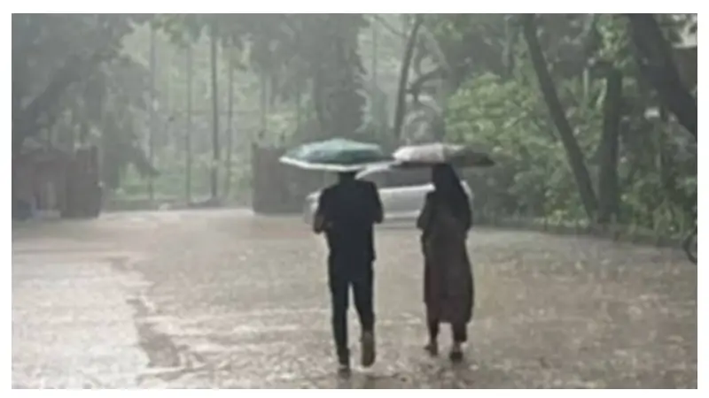 আষাঢ়ের বৃষ্টিতে ভিজেছে মানিকগঞ্জ আষাঢ়ের বৃষ্টিতে ভিজেছে মানিকগঞ্জ