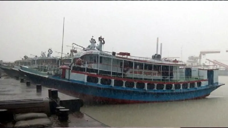 বৈরী আবহাওয়ার কারণে হাতিয়ার সঙ্গে সারাদেশের নৌযোগাযোগ বন্ধ