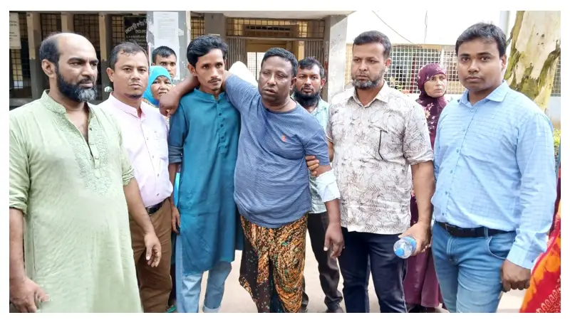 ভবন নির্মাণে অনিয়ম, প্রতিবাদ করতে আসা পৌর কর্মীকে ছাদ থেকে ধাক্কা ভবন নির্মাণে অনিয়ম, প্রতিবাদ করতে আসা পৌর কর্মীকে ছাদ থেকে ধাক্কা