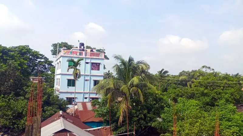 তিন দিন পরে সূর্যের দেখা মিললেও আকাশ মেঘলা,মানুষ ফিরছে স্বাভাবিক কাজকর্মে তিন দিন পরে সূর্যের দেখা মিললেও আকাশ মেঘলা,মানুষ ফিরছে স্বাভাবিক কাজকর্মে