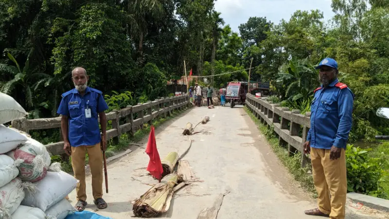 ঝুঁকিপূর্ণ ব্রিজ, দুর্ভোগে ২৪ গ্রামের ২৯ হাজার মানুষ