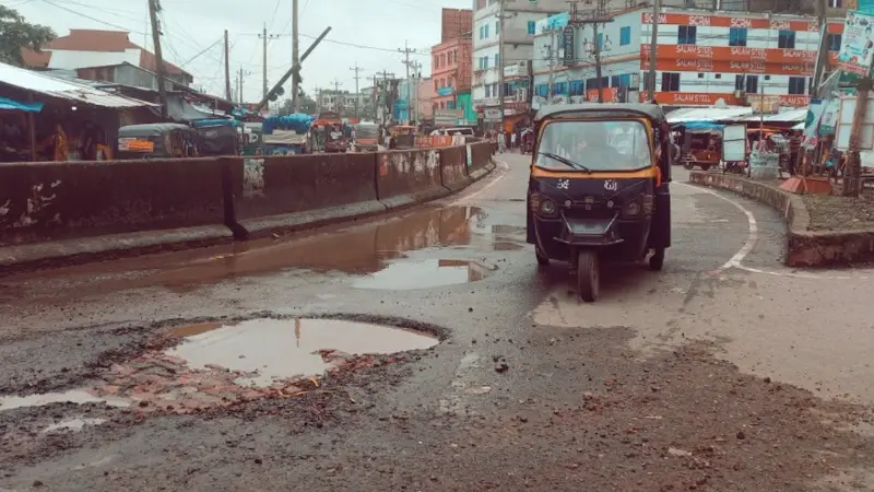 পটুয়াখালী–কুয়াকাটা মহাসড়ক খানাখন্দে ভরা,দুর্ভোগে ১০ লাখ মানুষ পটুয়াখালী–কুয়াকাটা মহাসড়ক খানাখন্দে ভরা,দুর্ভোগে ১০ লাখ মানুষ