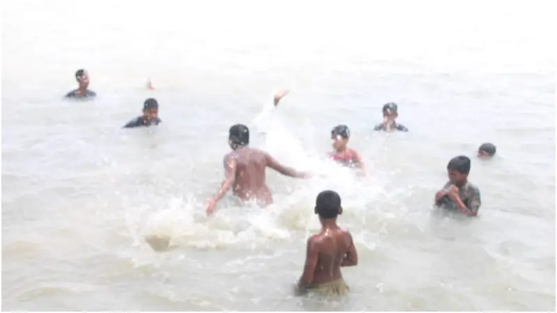 প্রচণ্ড গরমে জনজীবন অতিষ্ঠ, স্বস্তির খোঁজে নদীতে ভিড় প্রচণ্ড গরমে জনজীবন অতিষ্ঠ, স্বস্তির খোঁজে নদীতে ভিড়