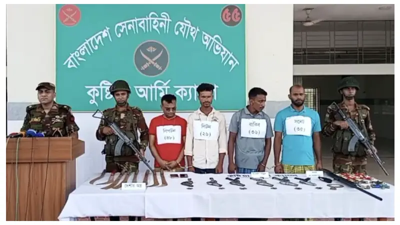 সেনাবাহিনীর অভিযানে কুষ্টিয়ায় শীর্ষ সন্ত্রাসী লিপটনসহ গ্রেফতার ৪ সেনাবাহিনীর অভিযানে কুষ্টিয়ায় শীর্ষ সন্ত্রাসী লিপটনসহ গ্রেফতার ৪