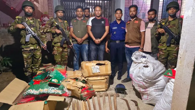নড়াইলে ১৩ মামলার আসামি দেশীয় অস্ত্রসহ আটক নড়াইলে ১৩ মামলার আসামি দেশীয় অস্ত্রসহ আটক