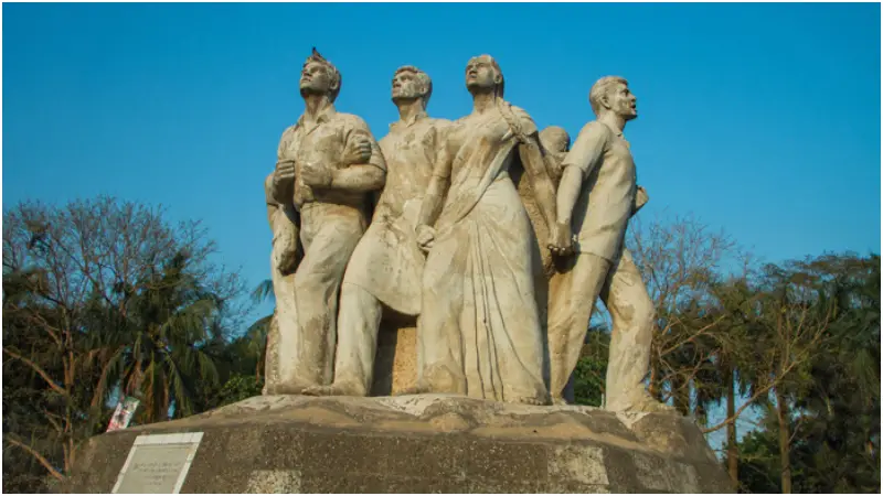 রাজু ভাস্কর্যে শিক্ষার্থীদের বিক্ষোভ: আব্দুল হামিদসহ সহযোগীদের বিচারের দাবি রাজু ভাস্কর্যে শিক্ষার্থীদের বিক্ষোভ: আব্দুল হামিদসহ সহযোগীদের বিচারের দাবি