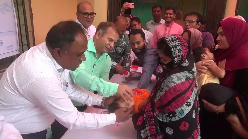 পটুয়াখালীতে আড়াই লাখ শিশুকে খাওয়ানো হচ্ছে ভিটামিন এ ক্যাপসুল পটুয়াখালীতে আড়াই লাখ শিশুকে খাওয়ানো হচ্ছে ভিটামিন এ ক্যাপসুল