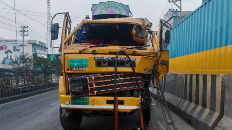 সাভারে বাস-ট্রাকের সংঘর্ষ, নিহত ২