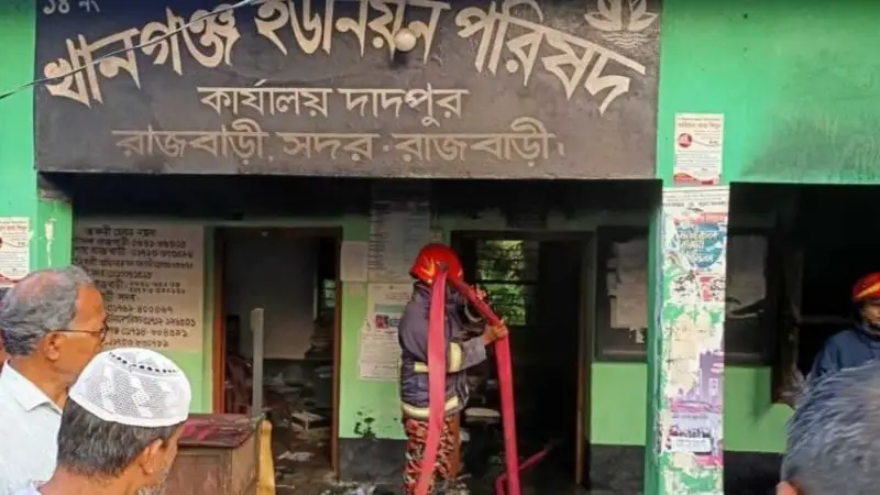 রাজবাড়ীতে পুড়ে গেছে ইউনিয়ন পরিষদের ডিজিটাল সেন্টার রাজবাড়ীতে পুড়ে গেছে ইউনিয়ন পরিষদের ডিজিটাল সেন্টার