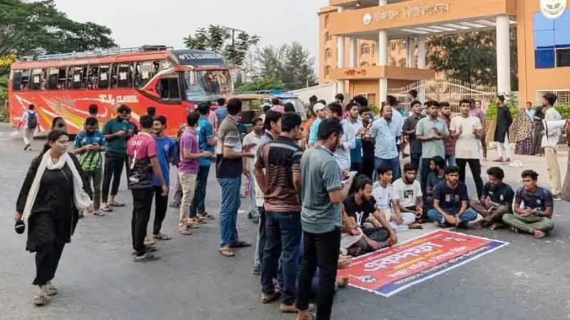 ববি উপাচার্যের অপসারণের দাবিতে মহাসড়ক অবরোধ ববি উপাচার্যের অপসারণের দাবিতে মহাসড়ক অবরোধ