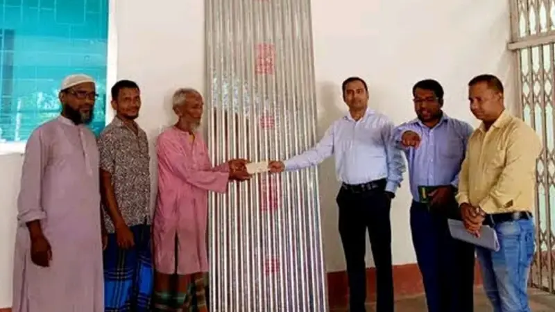 রাজারহাটে অগ্নিকান্ডে ক্ষতিগ্রস্ত পরিবারকে ঢেউটিন ও অর্থ দিয়ে সহায়তা রাজারহাটে অগ্নিকান্ডে ক্ষতিগ্রস্ত পরিবারকে ঢেউটিন ও অর্থ দিয়ে সহায়তা