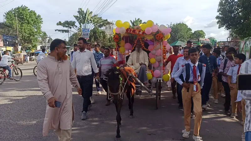 ঘোড়ার গাড়িতে চড়ে প্রধান শিক্ষকের রাজকীয় বিদায় ঘোড়ার গাড়িতে চড়ে প্রধান শিক্ষকের রাজকীয় বিদায়