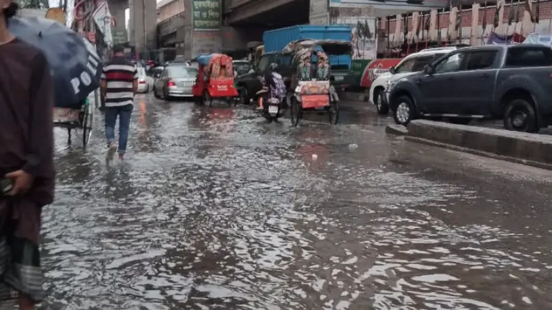 ঢাকায় থেমে থেমে বৃষ্টি, স্বস্তির চেয়ে ভোগান্তি বেশি ঢাকায় থেমে থেমে বৃষ্টি, স্বস্তির চেয়ে ভোগান্তি বেশি