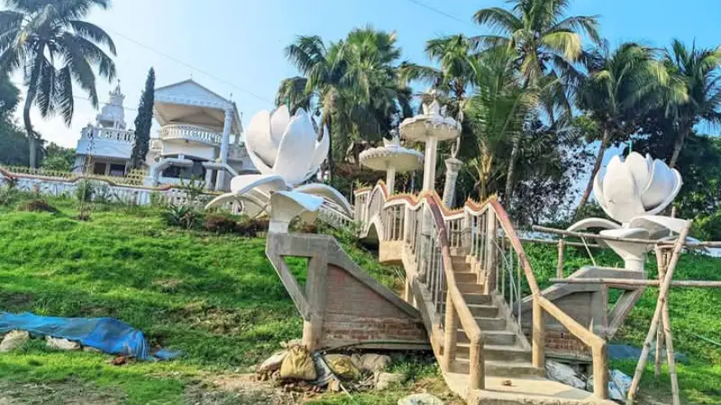 ফেনীর ফুলগাজী উপজেলার শ্রীপুর গ্রামে দৃষ্টিনন্দন বাড়ি এবং ঘাটলা