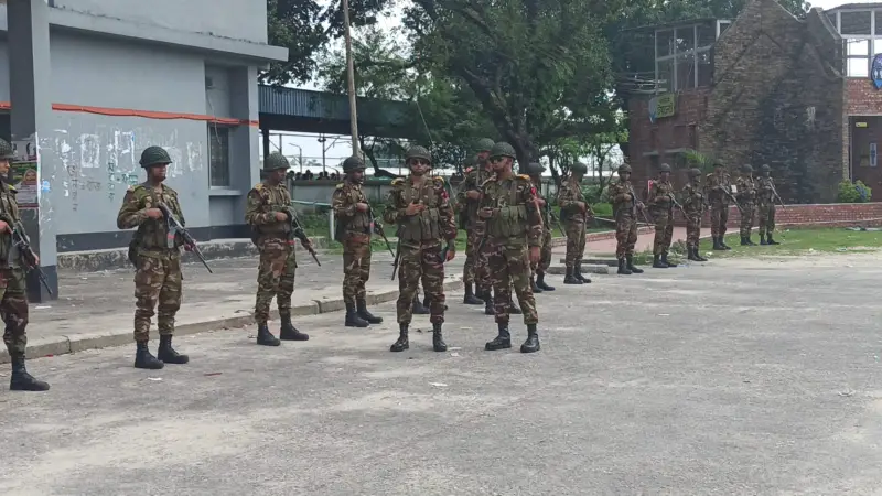 পঞ্চগড়ে কঠোর অবস্থানে সেনাবাহিনী, চলছে টহল ও নিরাপত্তা মহড়া পঞ্চগড়ে কঠোর অবস্থানে সেনাবাহিনী, চলছে টহল ও নিরাপত্তা মহড়া