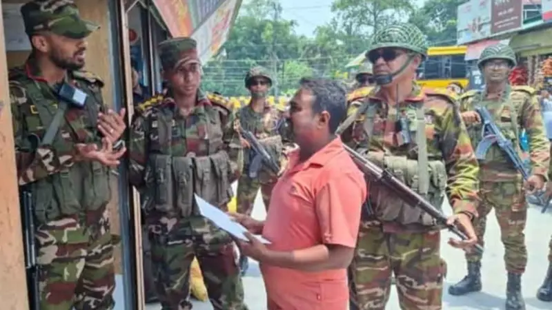 ঈদযাত্রা নির্বিঘ্ন করতে মহাসড়কে সেনাবাহিনীর টহল, যাত্রীদের স্বস্তি ঈদযাত্রা নির্বিঘ্ন করতে মহাসড়কে সেনাবাহিনীর টহল, যাত্রীদের স্বস্তি