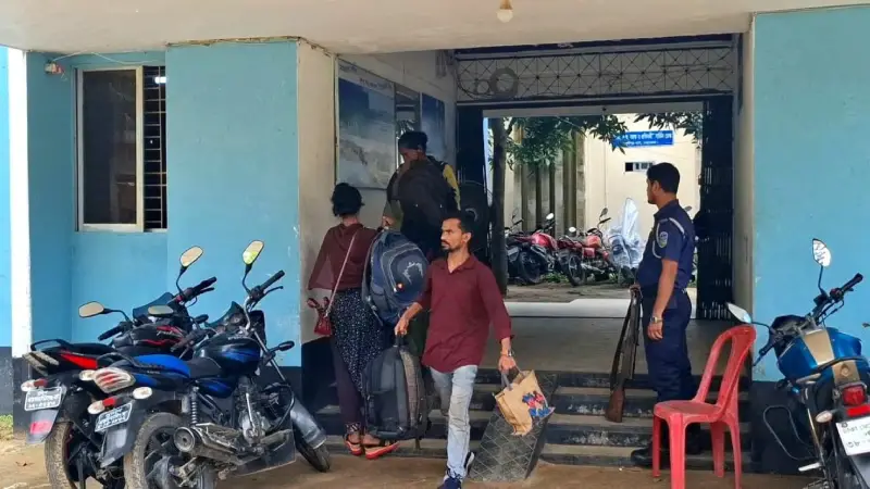 ভারত থেকে তিন বাংলাদেশিকে হস্তান্তর ভারত থেকে তিন বাংলাদেশিকে হস্তান্তর