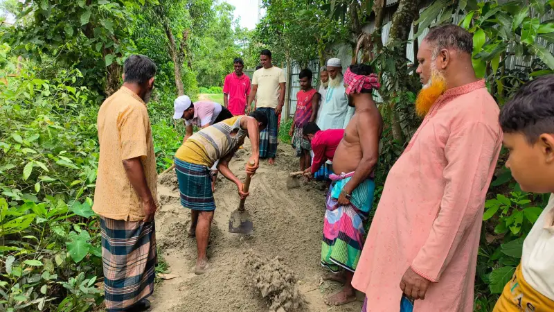 আখাউড়ায় বিএনপি নেতার উদ্যোগে গ্রামীন রাস্তা সংস্কার আখাউড়ায় বিএনপি নেতার উদ্যোগে গ্রামীন রাস্তা সংস্কার