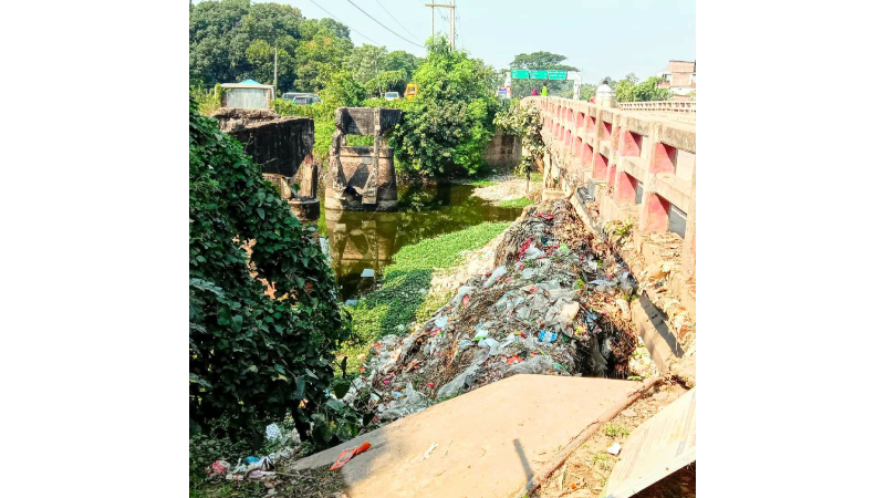 পাবনায় ময়লা-আবর্জনার ভাগাড়ে পরিণত আত্রাই নদী