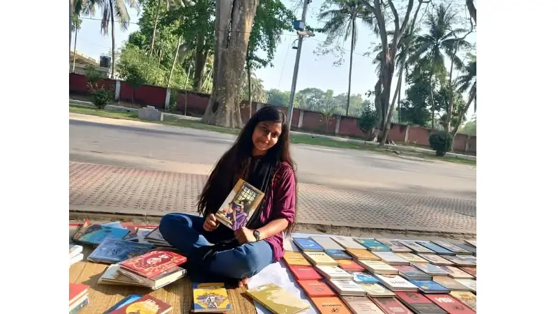 বইয়ের ঘ্রাণে স্বপ্ন গড়ছে মেহেরুননেসা মিম বইয়ের ঘ্রাণে স্বপ্ন গড়ছে মেহেরুননেসা মিম