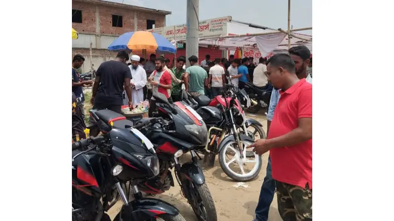 কসবায় জমে উঠেছে পুরাতন মোটরসাইকেল হাট কসবায় জমে উঠেছে পুরাতন মোটরসাইকেল হাট