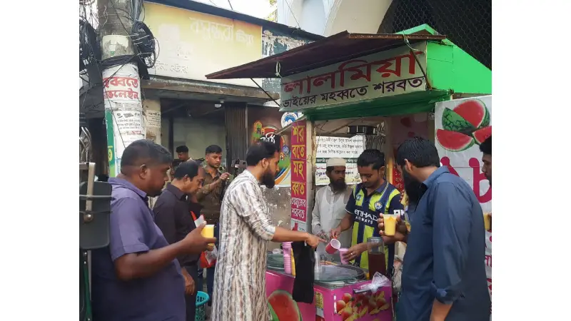 চট্টগ্রামে বিখ্যাত লাল মিয়ার লাল শরবত