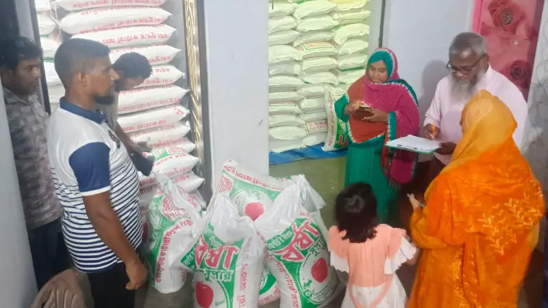 শ্বশুর বাড়িতে ৫০০ বস্তা চাল মজুদ, ধরা খেলেন জামাই শ্বশুর বাড়িতে ৫০০ বস্তা চাল মজুদ, ধরা খেলেন জামাই