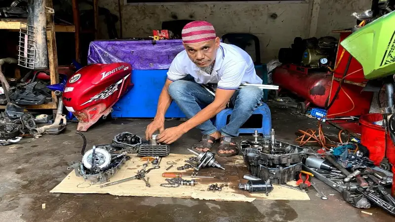 চোখ নেই, তবুও শব্দে বোঝেন গাড়ির রোগ—হোসেন আলীর বিস্ময়কর গল্প