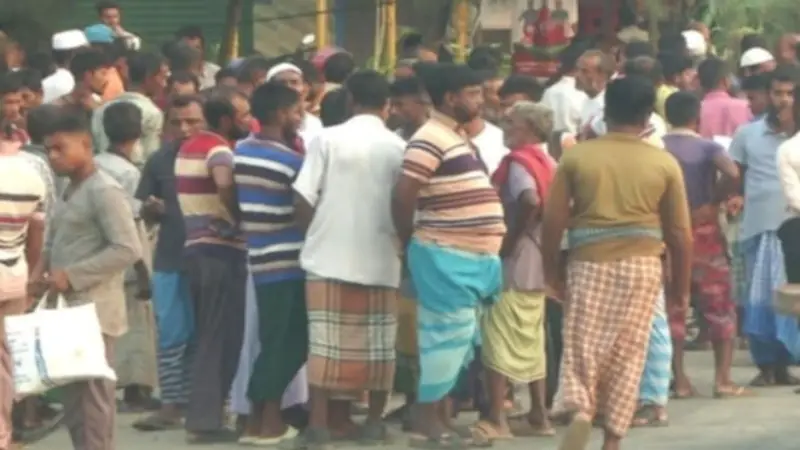 শ্রমিকদেরও দরদাম! মানিকগঞ্জে ‘শ্রমিক বিক্রির হাট’ জমজমাট শ্রমিকদেরও দরদাম! মানিকগঞ্জে ‘শ্রমিক বিক্রির হাট’ জমজমাট