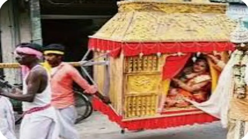 এক সময়ের রাজকীয় বাহন পালকি আজ বিলুপ্তির দ্বারপ্রান্তে এক সময়ের রাজকীয় বাহন পালকি আজ বিলুপ্তির দ্বারপ্রান্তে
