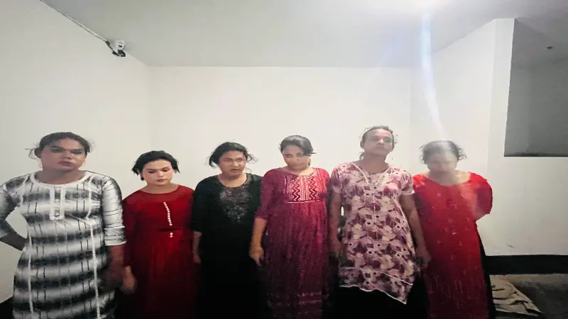 ইয়াবা পাচারকালে মিরসরাইয়ে ৬ হিজড়া গ্রেফতার ইয়াবা পাচারকালে মিরসরাইয়ে ৬ হিজড়া গ্রেফতার