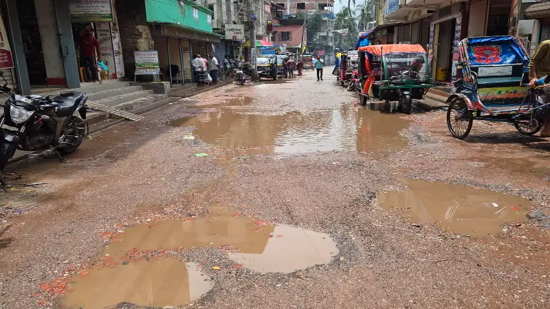 বাউফল পৌর শহরের গোলাবাড়ি সড়কের বেহাল অবস্থা 