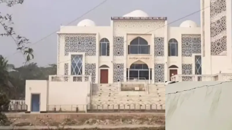 রামগঞ্জে হস্তান্তরের আগেই মডেল মসজিদে ধরছে ফাটল,আতঙ্কে মুসল্লিরা রামগঞ্জে হস্তান্তরের আগেই মডেল মসজিদে ধরছে ফাটল,আতঙ্কে মুসল্লিরা