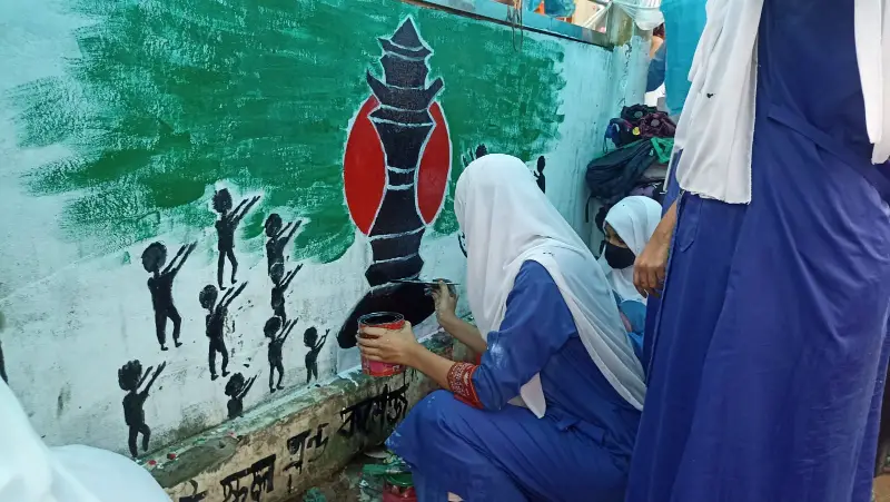 শিক্ষার্থীদের রং-তুলিতে গণঅভ্যুত্থানের পুনর্জাগরণের চিত্র দেয়ালে দেয়ালে শিক্ষার্থীদের রং-তুলিতে গণঅভ্যুত্থানের পুনর্জাগরণের চিত্র দেয়ালে দেয়ালে