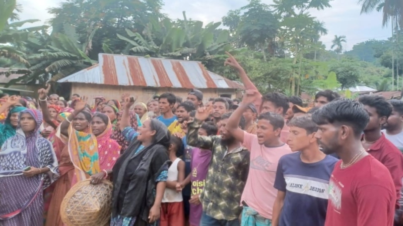 বড়লেখায় চা বাগান বন্ধের নোটিশে শ্রমিকদের ধর্মঘট ও বিক্ষোভ