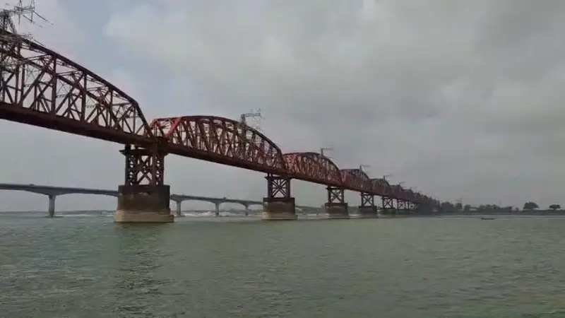 পদ্মার বুক চিরে স্থাপত্যের চমক: হার্ডিঞ্জ ব্রিজের অমর গাথা পদ্মার বুক চিরে স্থাপত্যের চমক: হার্ডিঞ্জ ব্রিজের অমর গাথা
