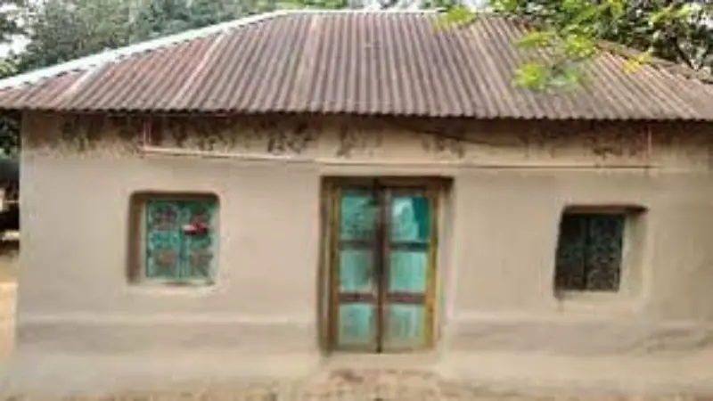 ইট-পাথরের ভিড়ে হারিয়ে যাচ্ছে গ্রামীণ ঐতিহ্য ‘মাটির ঘর’ ইট-পাথরের ভিড়ে হারিয়ে যাচ্ছে গ্রামীণ ঐতিহ্য ‘মাটির ঘর’