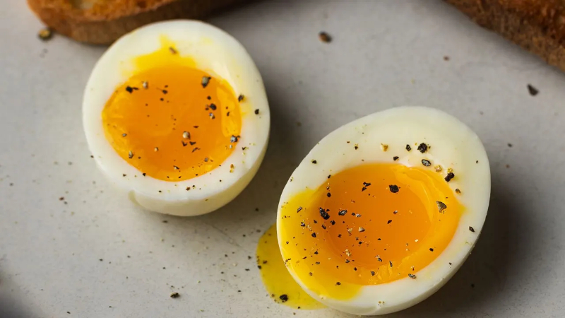 ডিমের কুসুম নাকি সাদা অংশ—কোনটিতে বেশি পুষ্টি? জানুন বিশেষজ্ঞদের মত