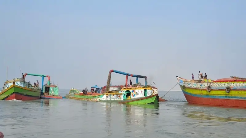 যমুনায় অবৈধভাবে বালু উত্তোলন, হুমকিতে কয়েক শতাধিক মানুষের বসতভিটা যমুনায় অবৈধভাবে বালু উত্তোলন, হুমকিতে কয়েক শতাধিক মানুষের বসতভিটা