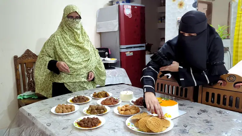 হোমমেড কেক ও আচার বানিয়ে মাসে লাখ টাকা আয় করছেন বৌ-শাশুড়ি হোমমেড কেক ও আচার বানিয়ে মাসে লাখ টাকা আয় করছেন বৌ-শাশুড়ি