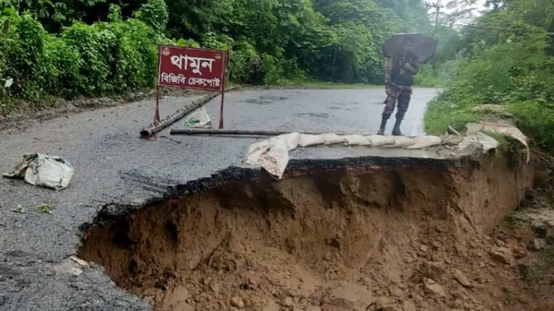 টানা বর্ষণে রাঙ্গামাটির জনজীবন বিপর্যস্ত পাহাড় ধসের ঝুঁকি বেড়েছে টানা বর্ষণে রাঙ্গামাটির জনজীবন বিপর্যস্ত পাহাড় ধসের ঝুঁকি বেড়েছে