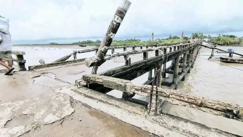 জরাজীর্ণ মগনামা জেটিঘাটে প্রতিদিন জীবনের ঝুঁকি নিচ্ছেন হাজারো যাত্রী