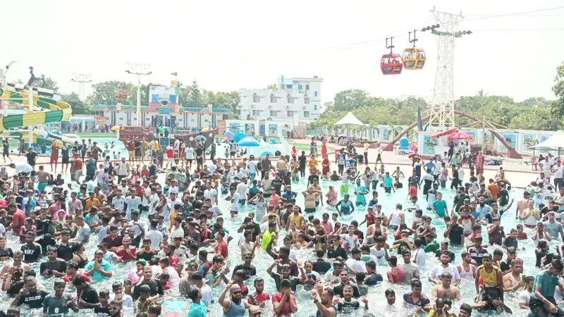 ঈদে দর্শনার্থীদের ভিড়ে মুখর নরসিংদীর ড্রিম হলিডে পার্ক ঈদে দর্শনার্থীদের ভিড়ে মুখর নরসিংদীর ড্রিম হলিডে পার্ক