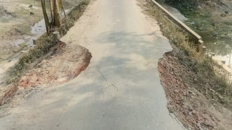 দুর্ভোগের পথ, যেন সাক্ষাৎ মরণফাঁদ! দুর্ভোগের পথ, যেন সাক্ষাৎ মরণফাঁদ!