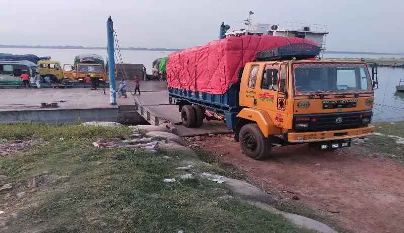 রাজবাড়ীর ধাওয়াপাড়া ফেরিঘাটে অচলাবস্থা, চরম দুর্ভোগে যাত্রীরা রাজবাড়ীর ধাওয়াপাড়া ফেরিঘাটে অচলাবস্থা, চরম দুর্ভোগে যাত্রীরা
