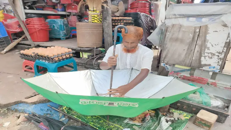 টানা বৃষ্টিতে নবীনগরে বেড়েছে ছাতা কারিগরদের ব্যস্ততা। টানা বৃষ্টিতে নবীনগরে বেড়েছে ছাতা কারিগরদের ব্যস্ততা।