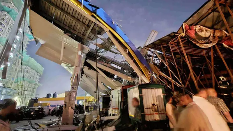 ভারতে বিলবোর্ড ধসে প্রাণ হারালেন ১৪ জন, আহত ৬০ ভারতে বিলবোর্ড ধসে প্রাণ হারালেন ১৪ জন, আহত ৬০