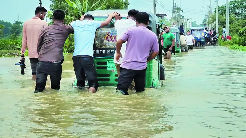 পানি কমলেও বেড়েছে দুর্ভোগ পানি কমলেও বেড়েছে দুর্ভোগ